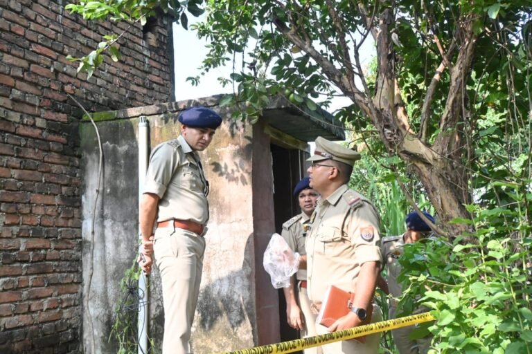 बुजुर्ग महिला को अज्ञात लोगों ने धारदार हथियार से गला रेत कर किया हत्या का प्रयास
