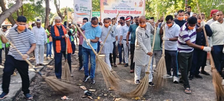 विधायक सदर  जयमंगल कन्नौजिया के नेतृत्व में  स्वच्छता ही सेवा है अभियान 2025 के अंतर्गत आज “एक दिन, एक घंटा, एक साथ महाअभियान”चलाया गया
