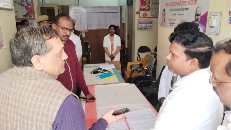 जिलाधिकारी  सन्तोष कुमार शर्मा ने ब्लाक पनियरा के ग्राम पंचायत राजौडा पंजूम में व्यायाम शाला परिसर में ग्राम चौपाल का आयोजन किया