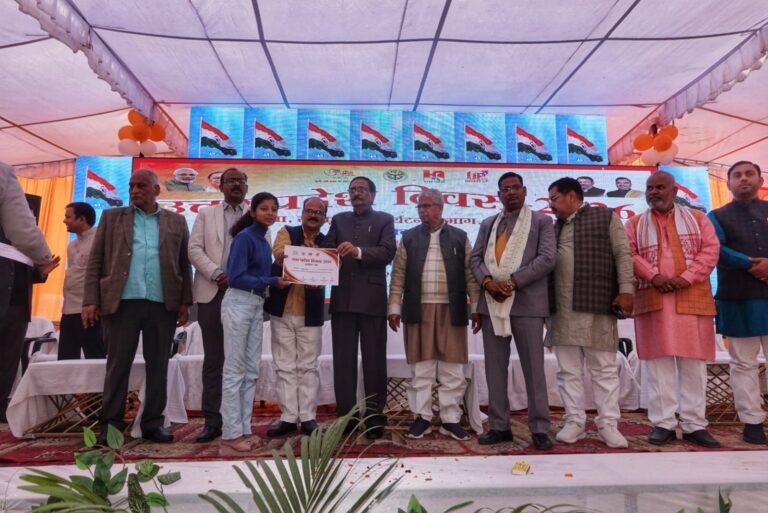 कलेक्ट्रेट परिसर में आज उत्तर प्रदेश दिवस का भव्य एवं रंगारंग शुभारंभ हुआ। कार्यक्रम